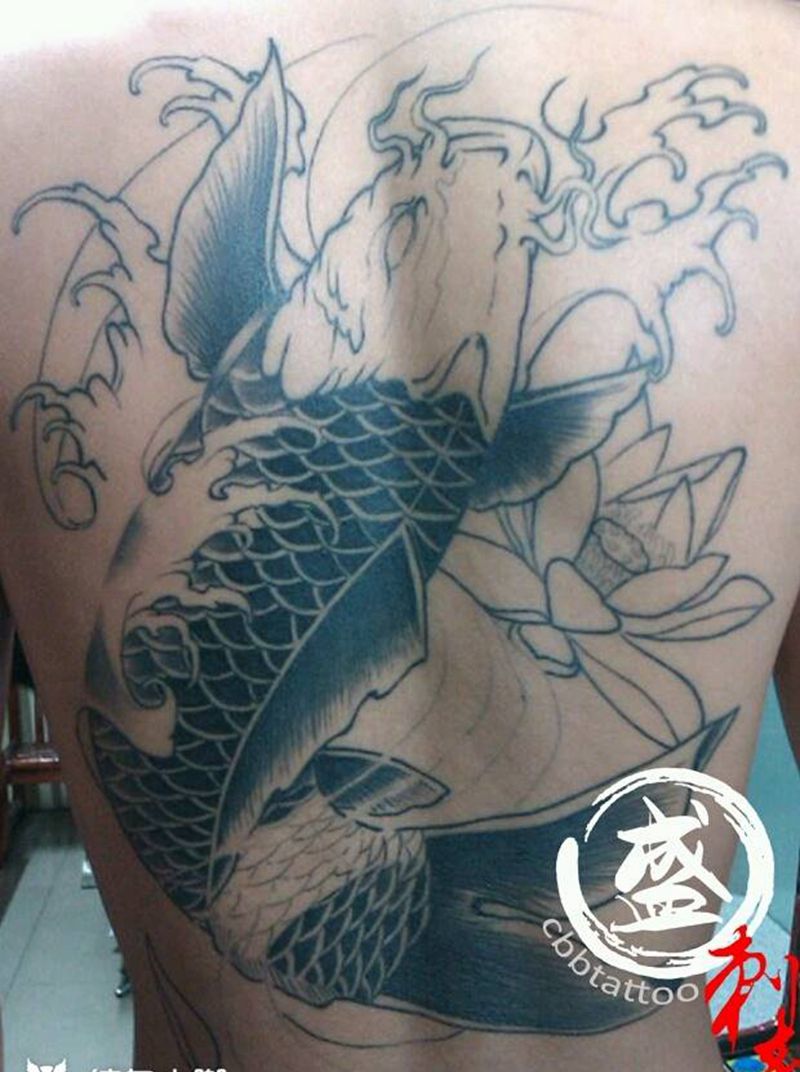 2012未完成鲤鱼纹身图片_背部传统动物成品纹身图案
