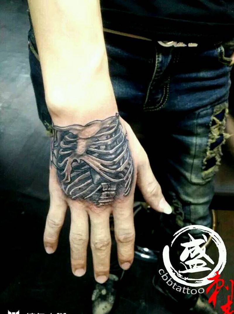 胸骨纹身图片_手部欧美人物纹身图案