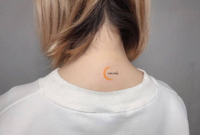 月亮【根作品】纹身图片_颈部小清新月亮英文纹身图案
