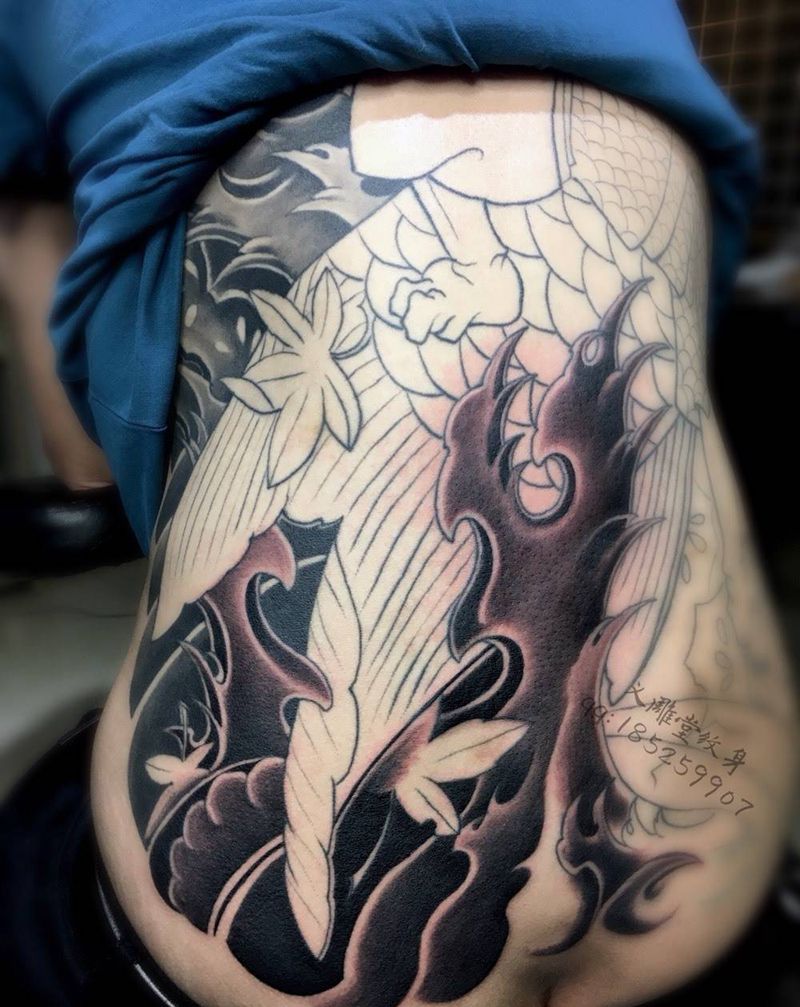 板雾与浪花纹身图片_传统臀部动物重庆纹身图案