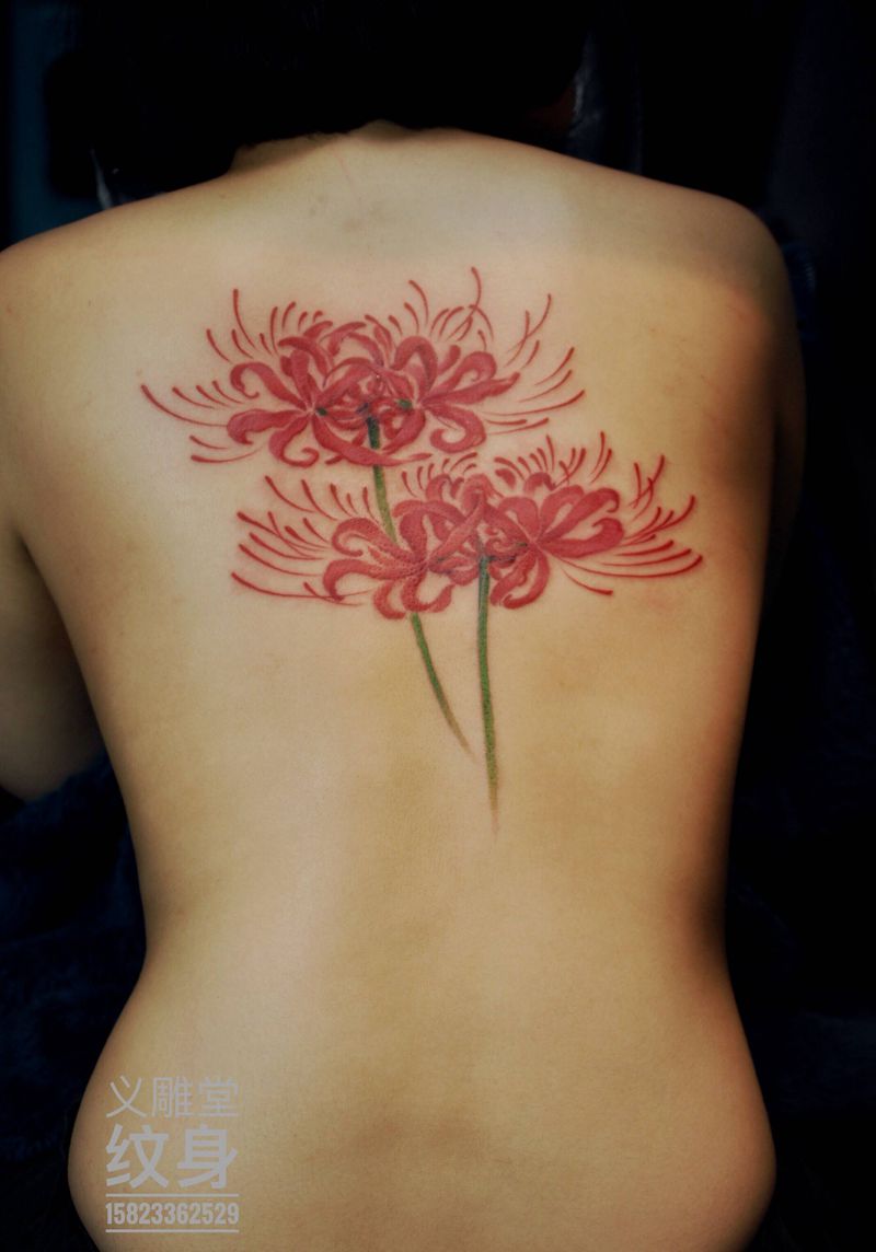 后背彼岸花纹身纹身图片_背部水彩女人重庆纹身图案