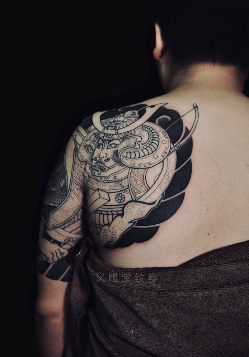 后半胛日本武士纹身图片_背部老传统武士纹身图案