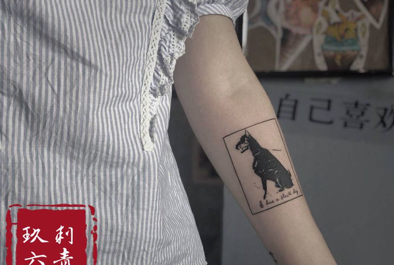 杜宾纹身图片_手部图腾纹身图案