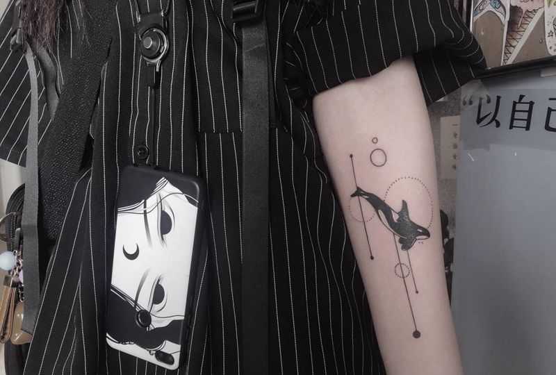 小鲸鱼纹身图片_手臂几何纹身图案