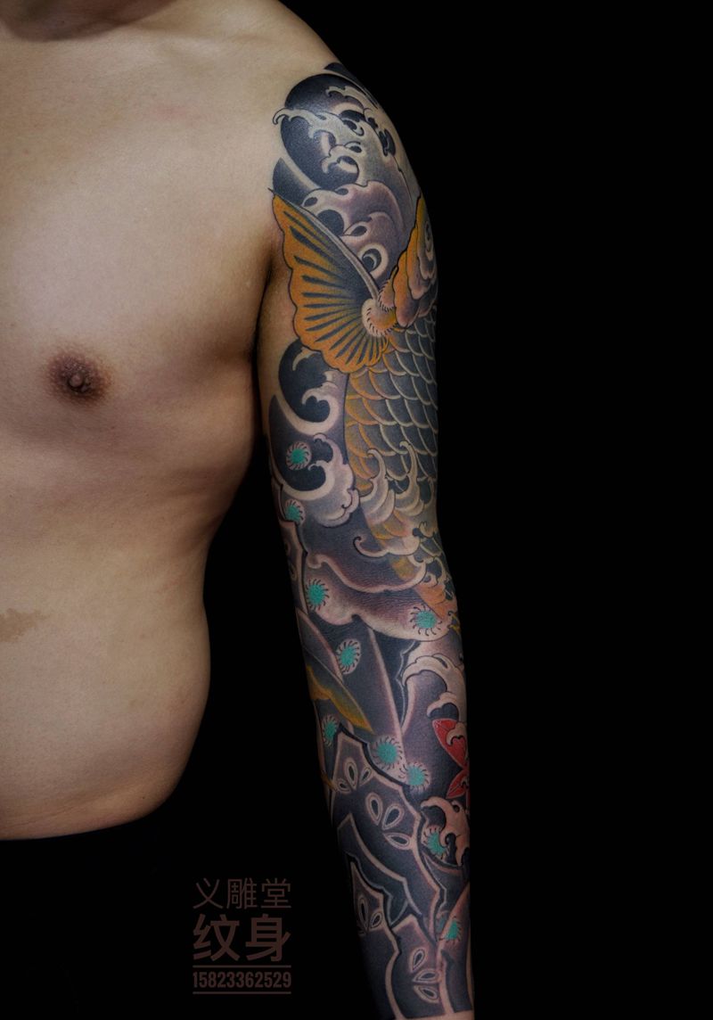 鲤鱼花臂纹身纹身图片_手臂新传统重庆花臂纹身图案