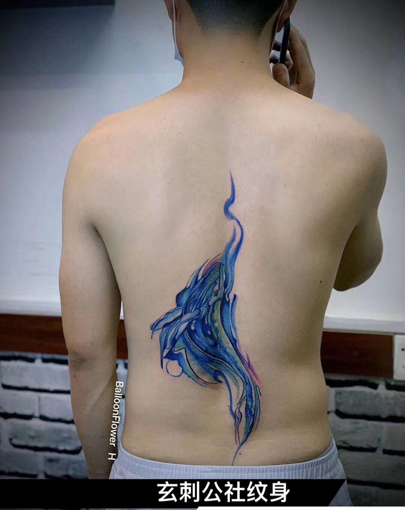 鲸纹身图片_背部水彩纹身图案