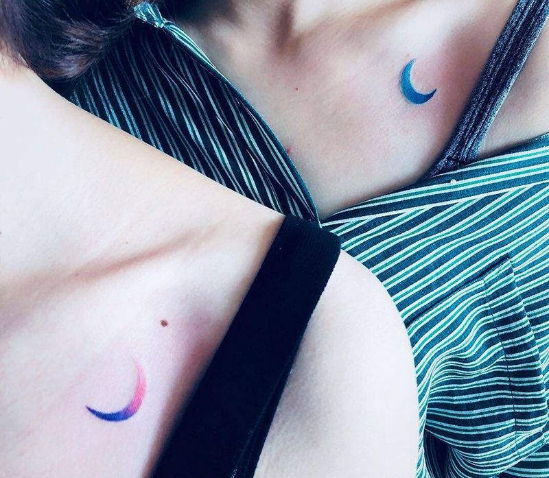 月亮纹身图片_胸部小清新纹身图案