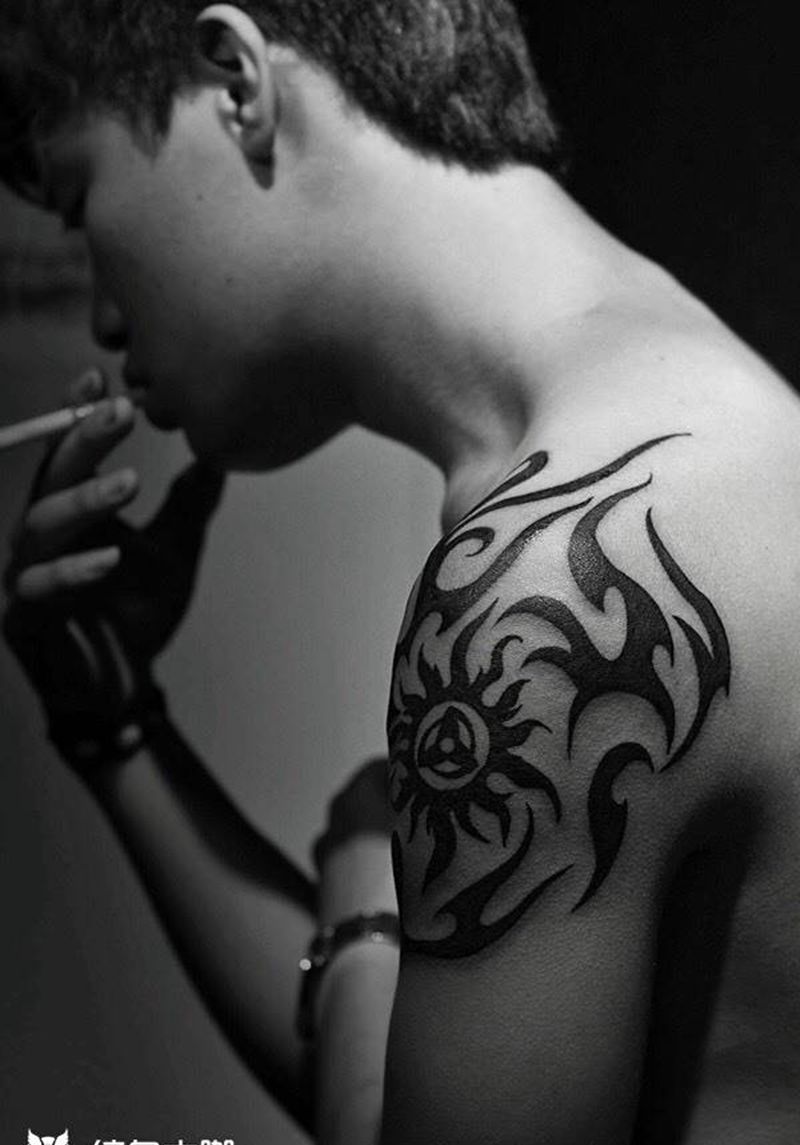 肩膀图腾纹身纹身图片_肩部图腾纹身图案