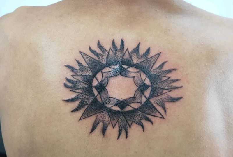 点刺纹身图片_背部点刺几何纹身图案