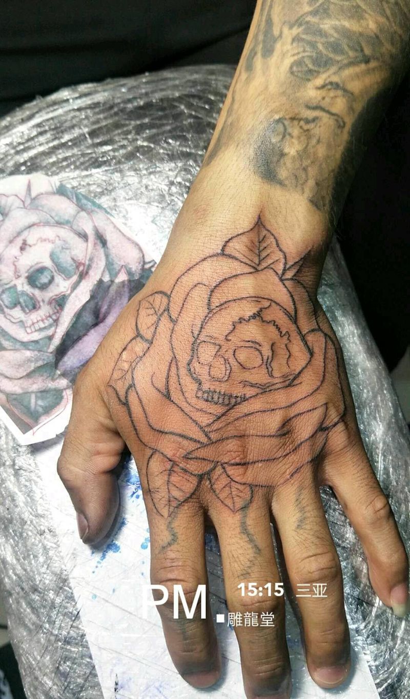 手部遮盖过程纹身图片