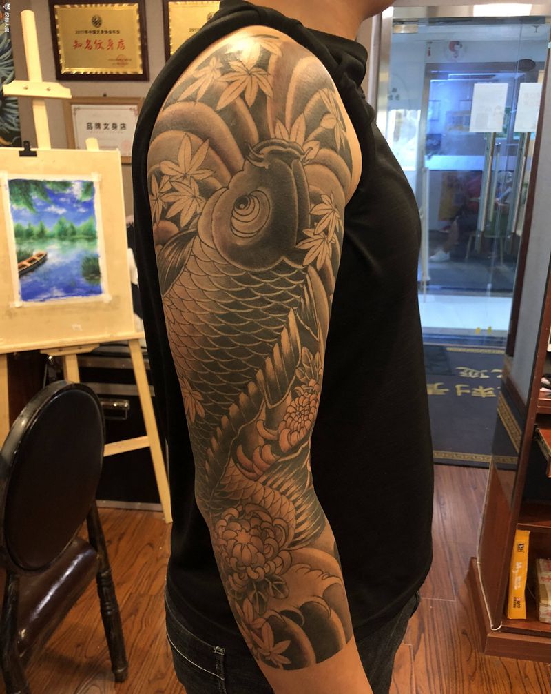七分袖花臂鱼纹身图片_手臂老传统新传统纹身图案