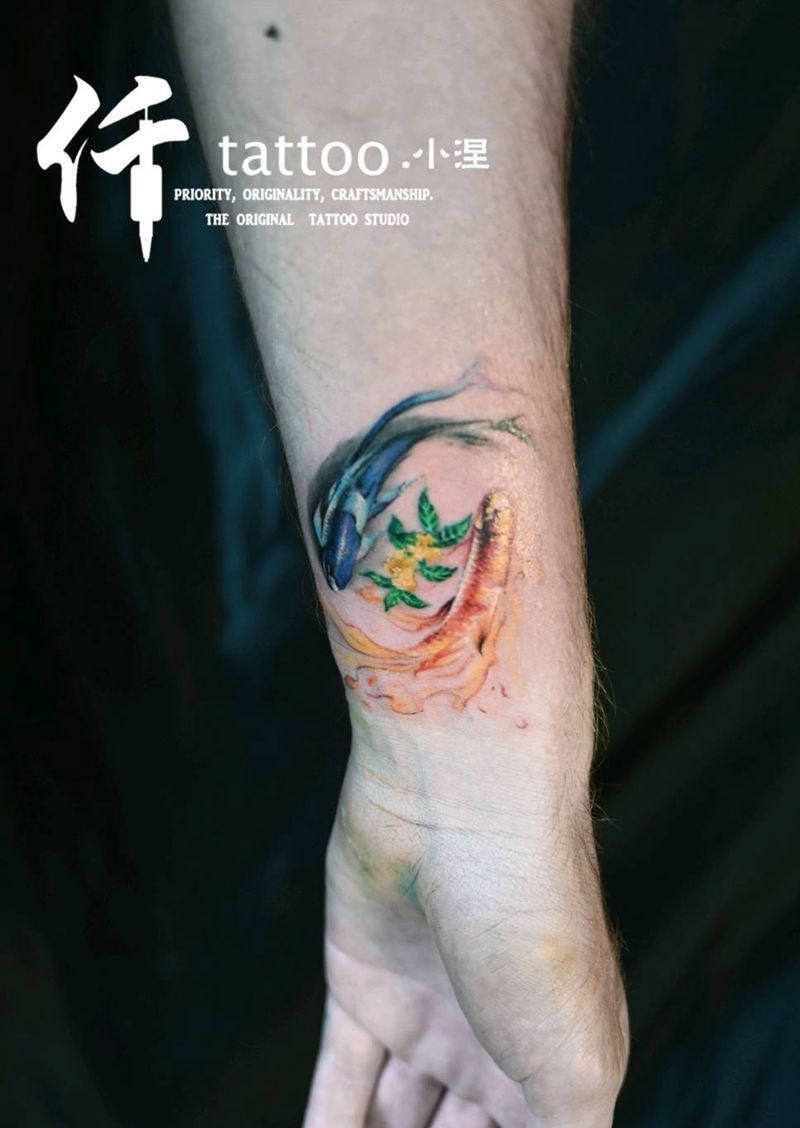 双鱼桂花纹身图片_手臂手部欧美写实水墨鱼花水彩纹身图案