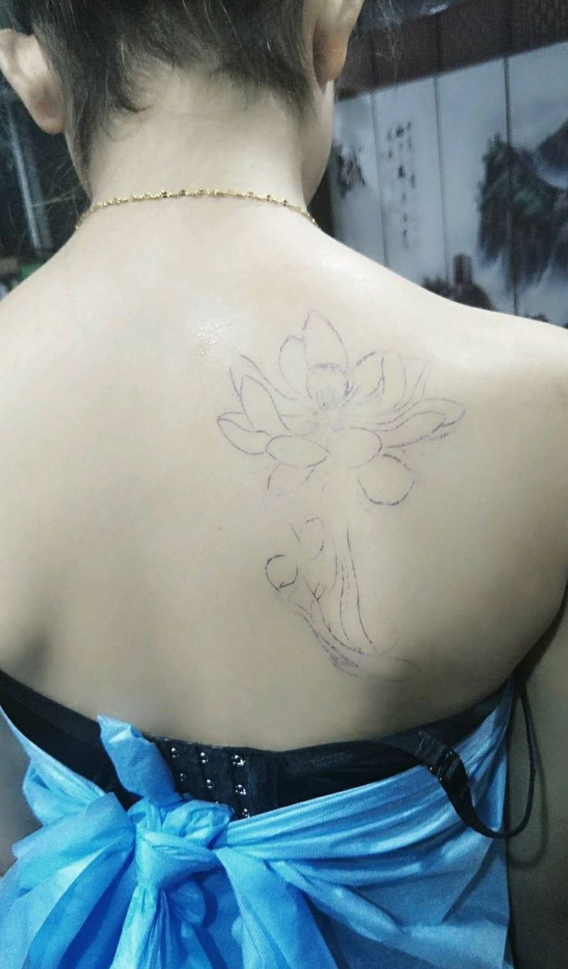 肩膀荷花纹身图片