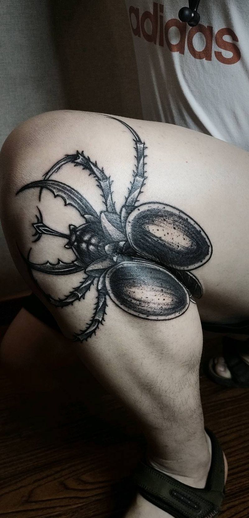 甲壳虫纹身纹身图片_腿部图腾点刺纹身图案