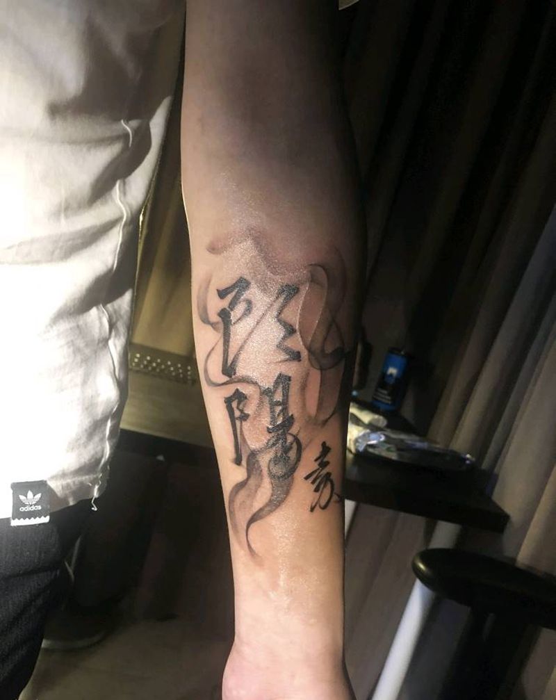 书法字体纹身图片_手臂水墨纹身图案