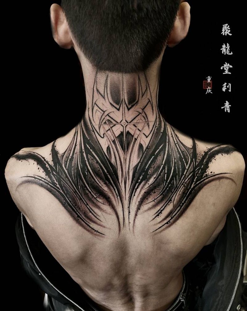 脖子暗黑风格图腾纹身图片_颈部背部花体字图腾纹身图案