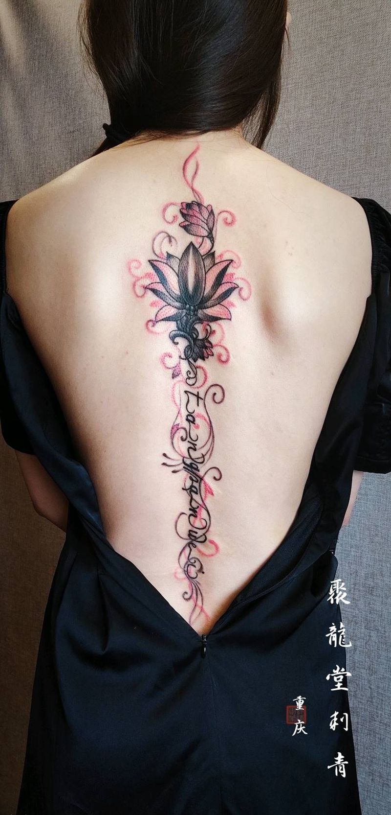 脊椎纹身纹身图片_背部欧美写实新传统纹身图案