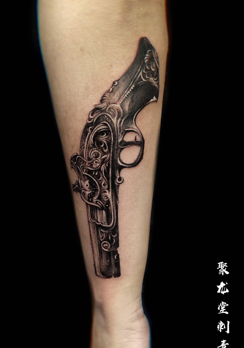 手枪纹身图片_手臂欧美写实纹身图案
