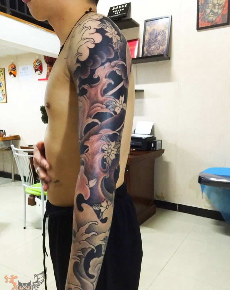 浪臂纹身图片