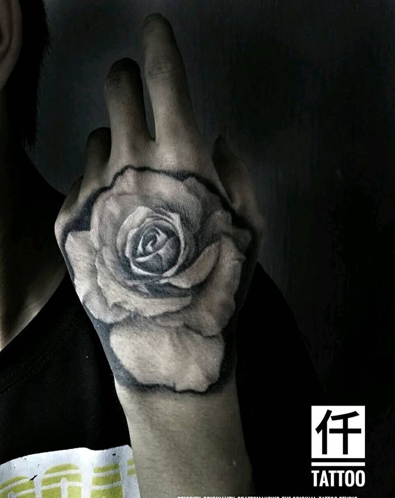 美发小哥的手纹身图片_手部欧美写实植物宗教原创花玫瑰成品纹身图案