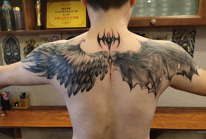 天使恶魔翅膀纹身图片_背部欧美写实纹身图案