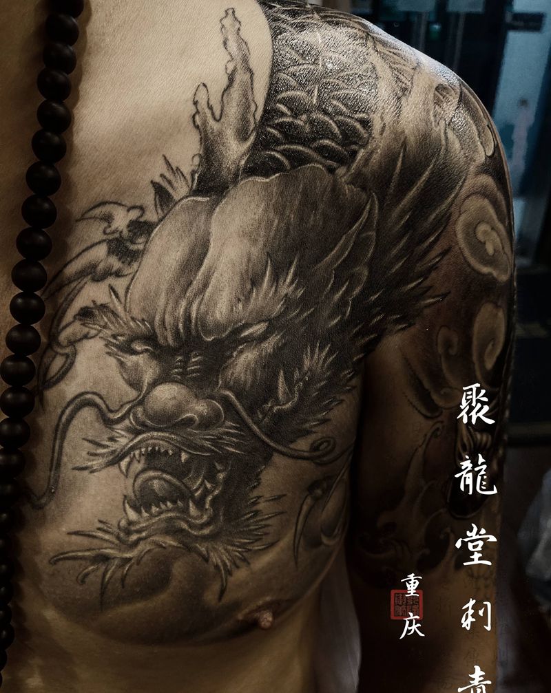 新传统披肩龙纹身图片_肩部胸部新传统老传统纹身图案