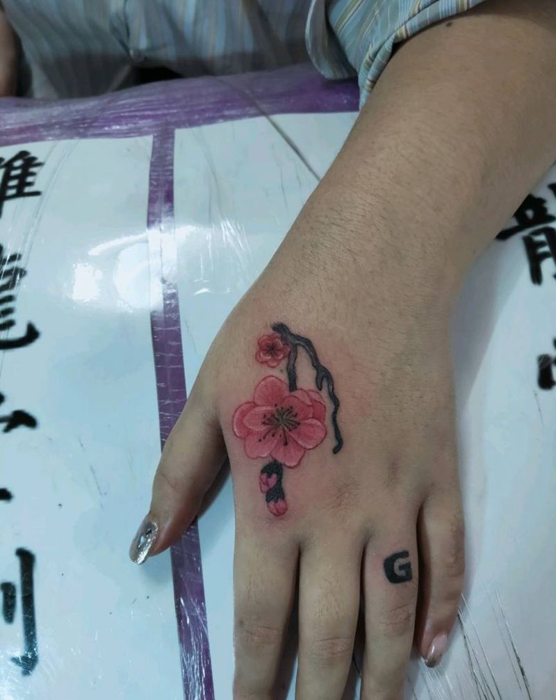 梅花纹身图片_手部纹身图案