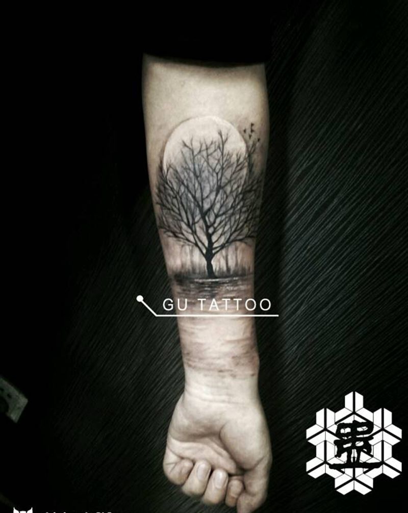 月光下的树纹身图片_手臂写实植物原创树成品纹身图案
