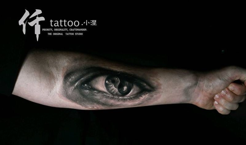 阴阳眼纹身图片_手臂手部欧美写实新传统眼睛阴阳黑灰纹身图案