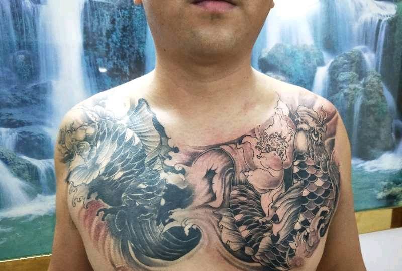 鲤鱼纹身图片_胸部新传统纹身图案