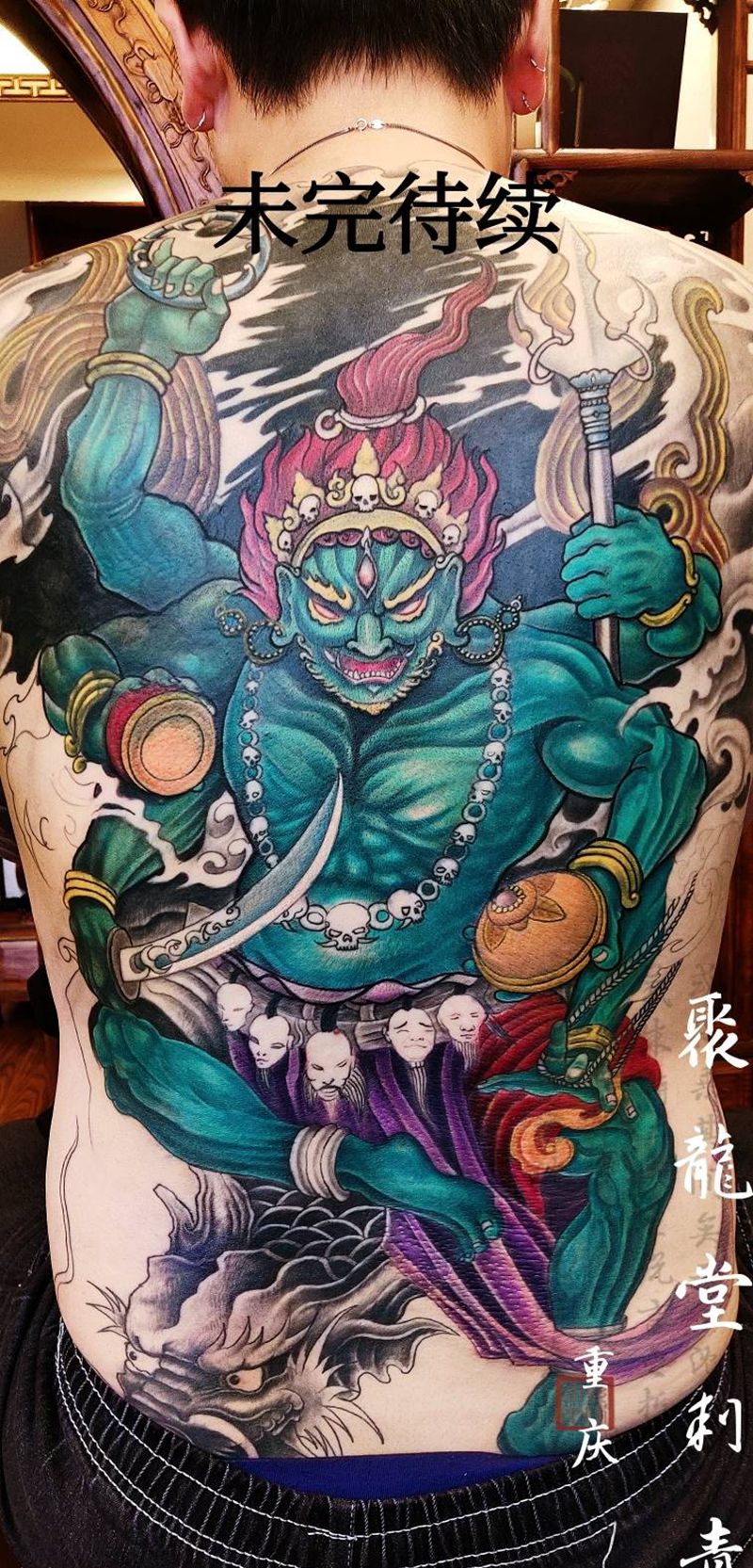 满背明王纹身图片_背部新传统Old School纹身图案
