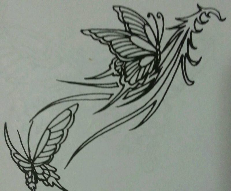 胸前蝴蝶，适合美女纹身图片