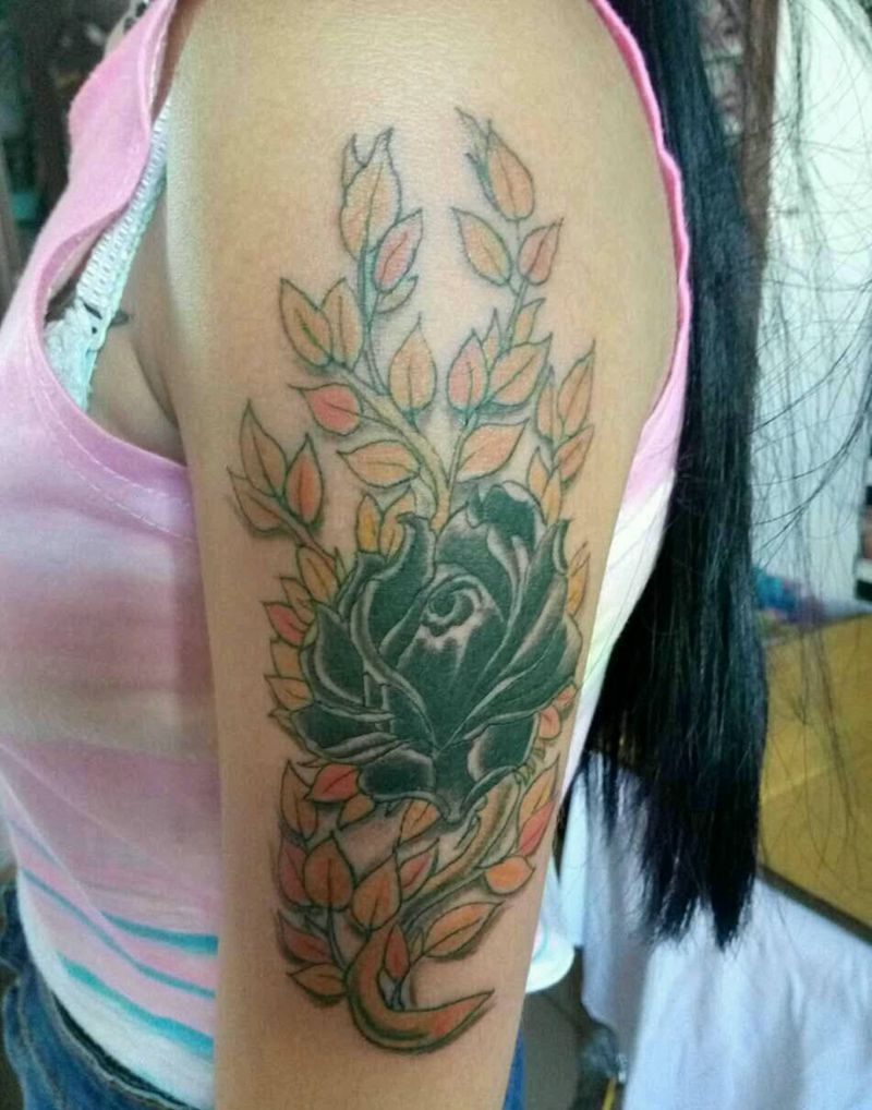 小美女肩膀小图纹身图片_肩部臀部传统纹身图案