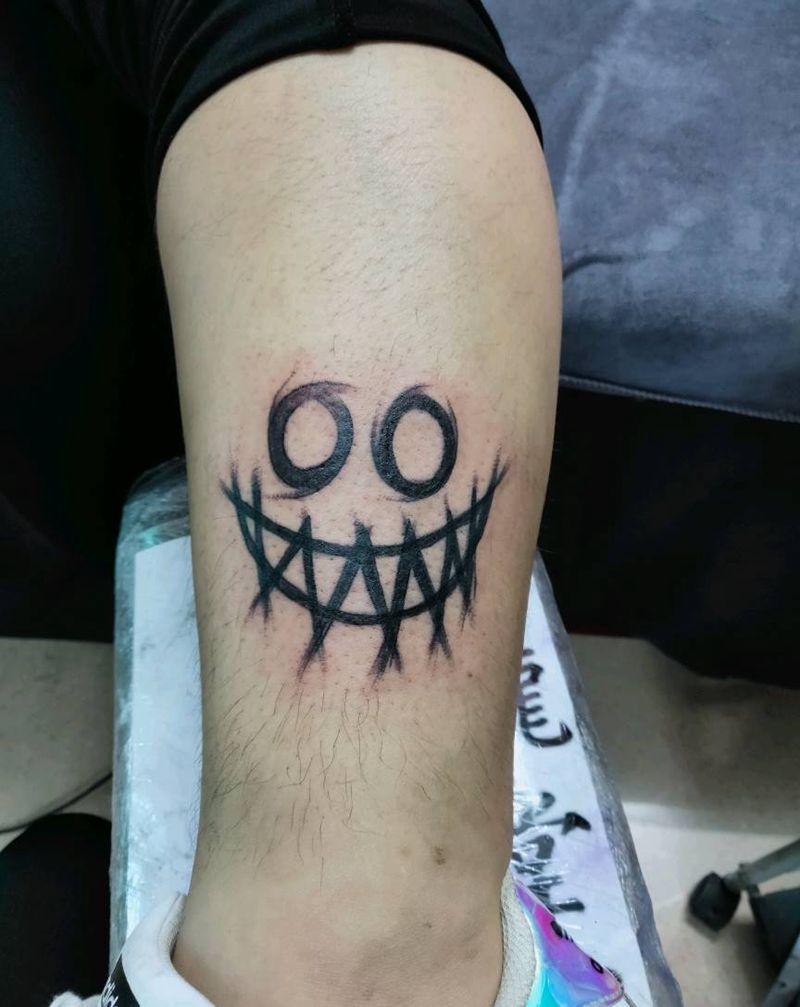 小腿笑脸纹身图片_腿部纹身图案