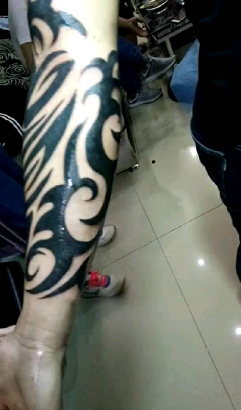 包臂图腾纹身图片