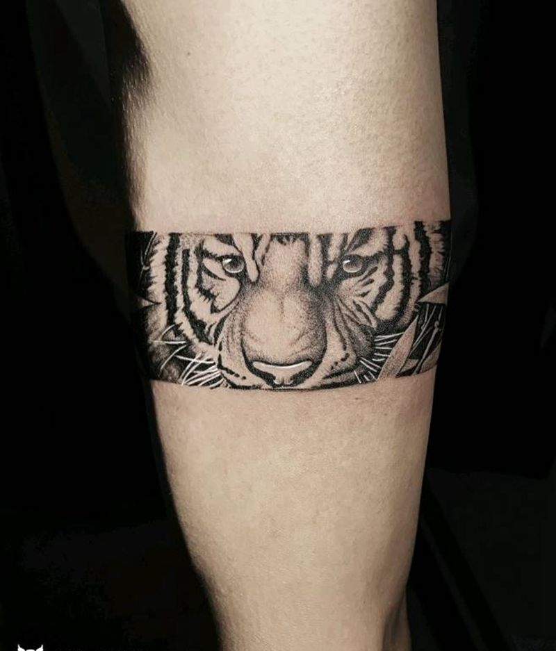 小老虎臂环纹身图片_手臂欧美写实纹身图案