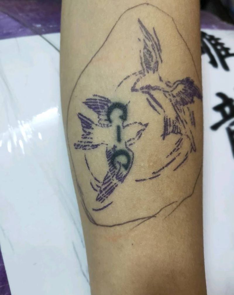 燕子遮盖字母纹身图片_手臂纹身图案