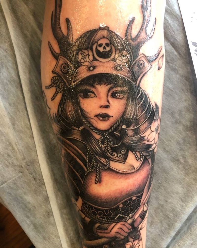 小龙女纹身图片_腿部新传统纹身图案