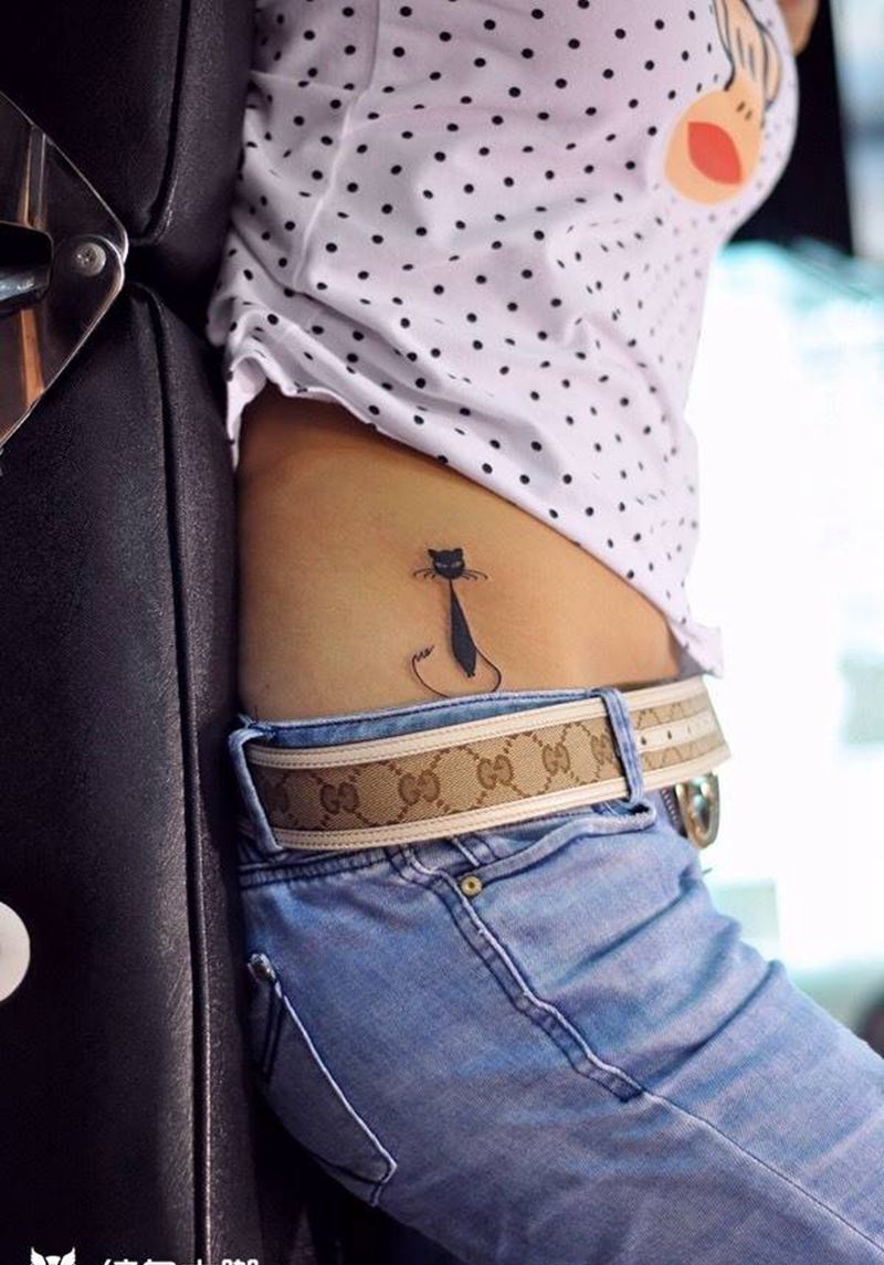 侧腰猫咪纹身纹身图片_清新腰部重庆纹身图案