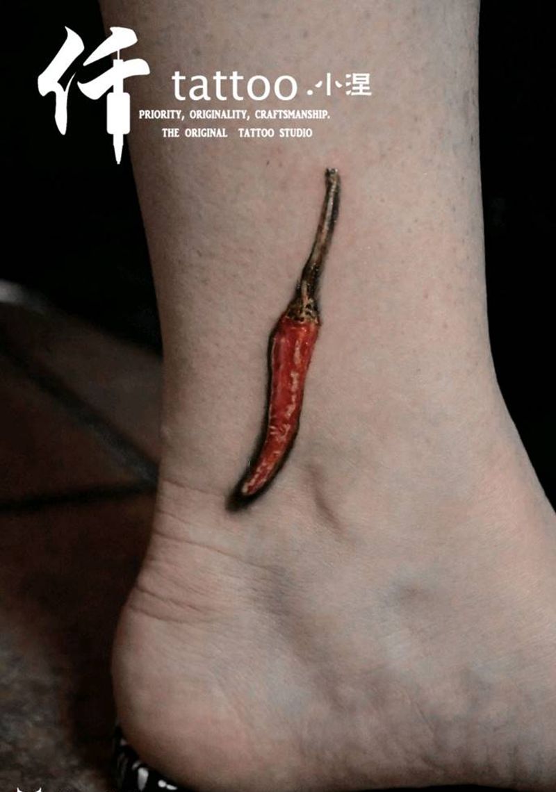 重庆小辣椒纹身图片_脚部欧美写实New School辣椒脚腕超写实纹身图案