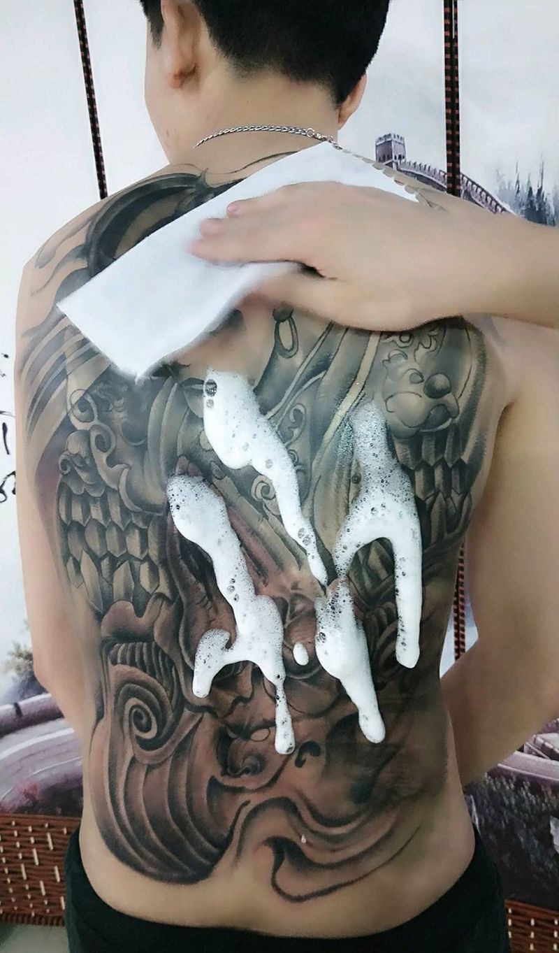 满背二郎神纹身图片