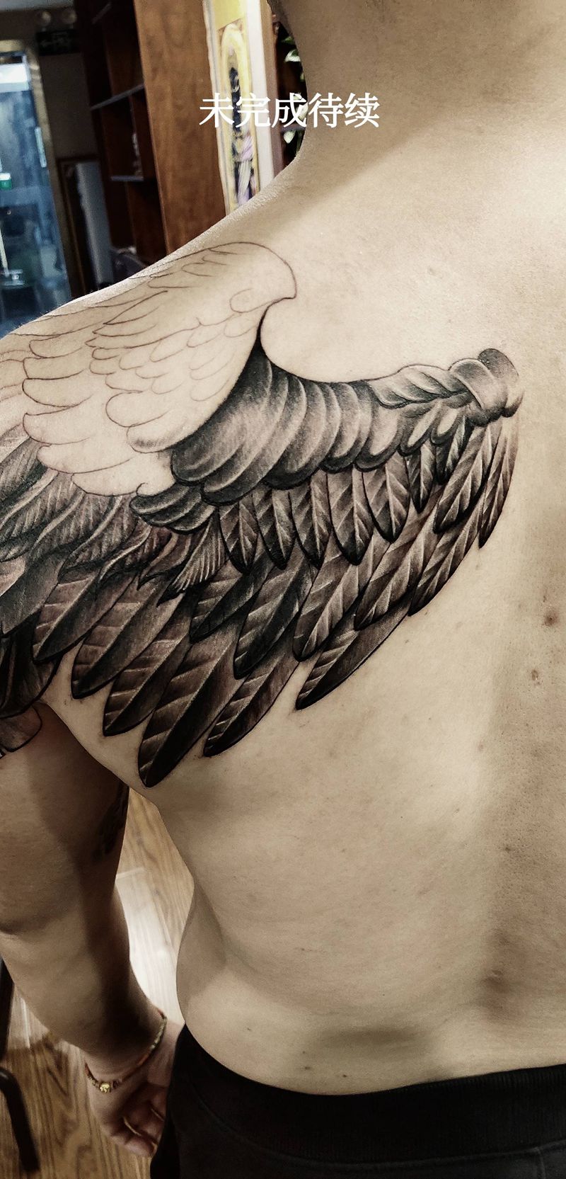 翅膀纹身图片_背部新传统欧美写实纹身图案