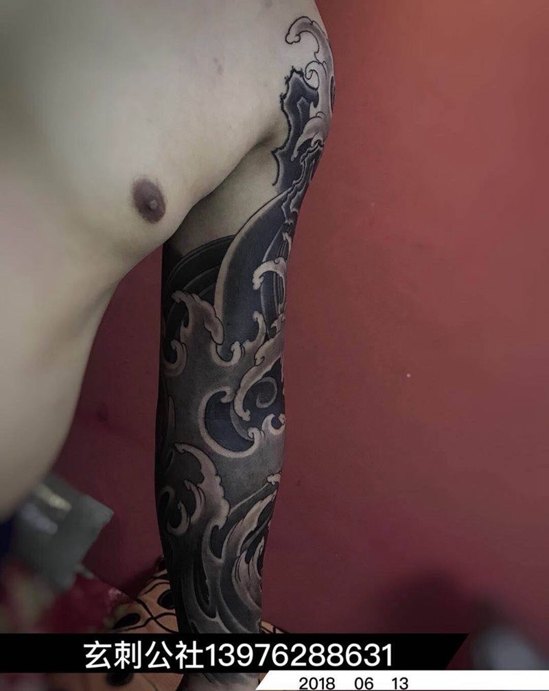 浪臂纹身图片