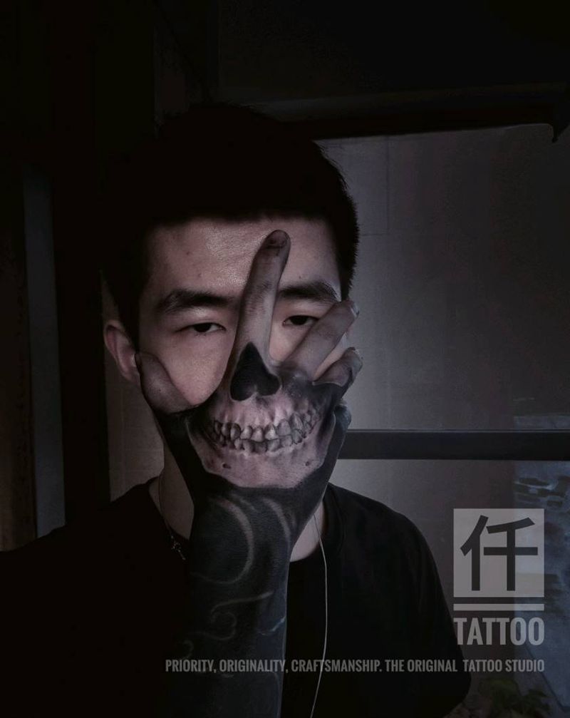 手部骷髅面罩纹身图片_手部写实原创骷髅纹身图案