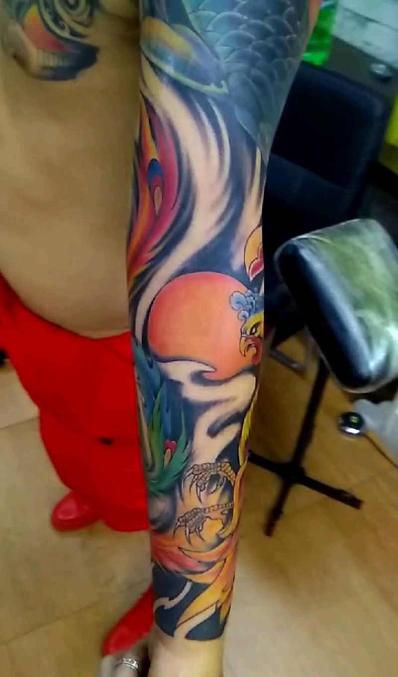 重彩花臂纹身图片_臀部手臂纹身图案