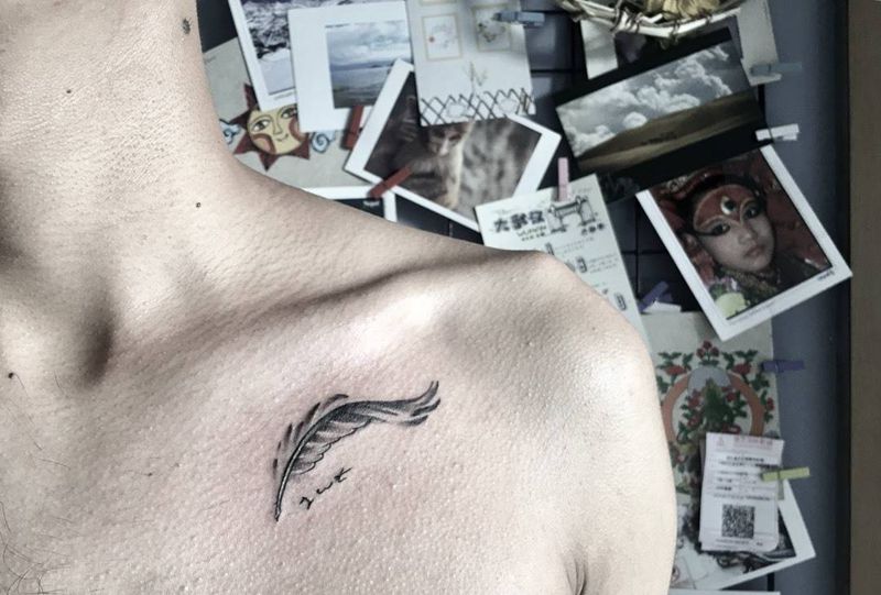 羽毛+字母纹身图片