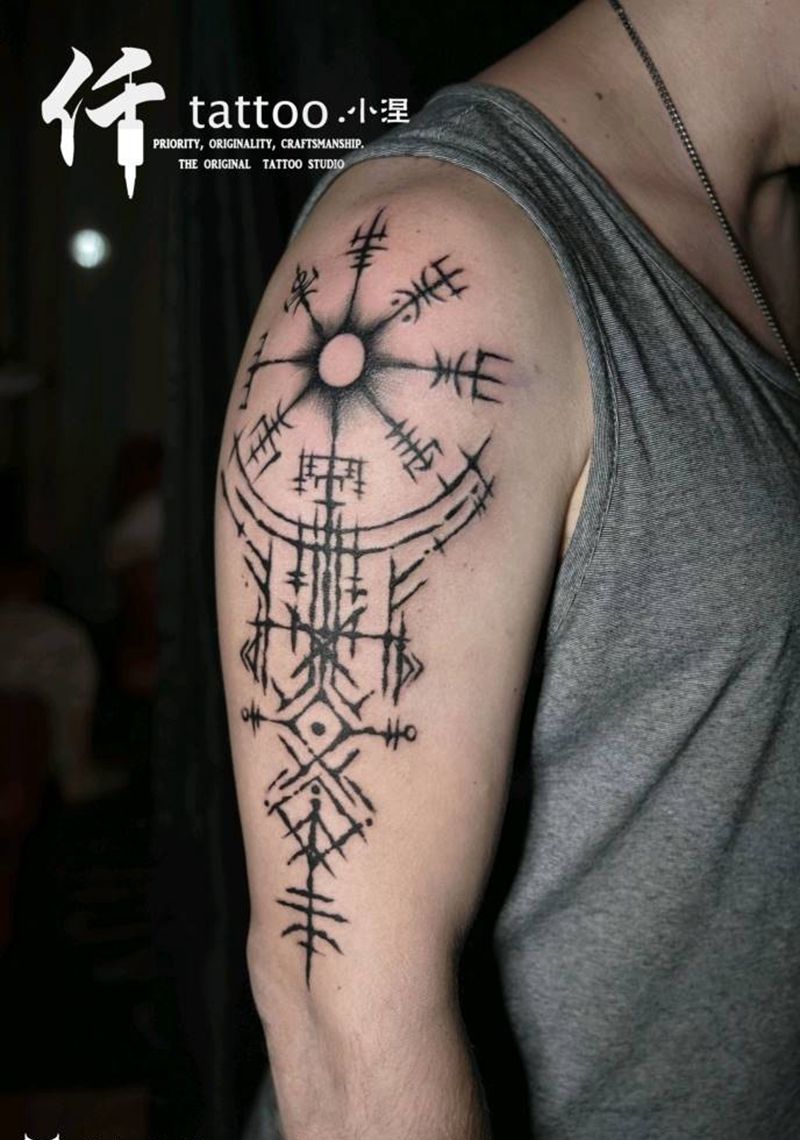 罗盘纹身图片_手臂肩部水墨图腾罗盘泼墨部落纹身图案
