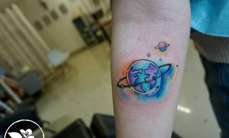 星球纹身图片_手臂水彩纹身图案