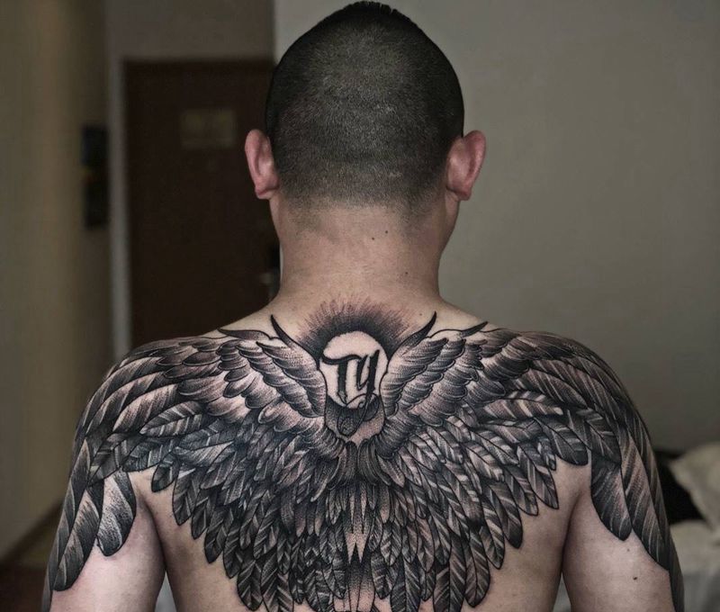 翅膀纹身图片_背部肩部点刺甩针鬼绣文化纹身图案