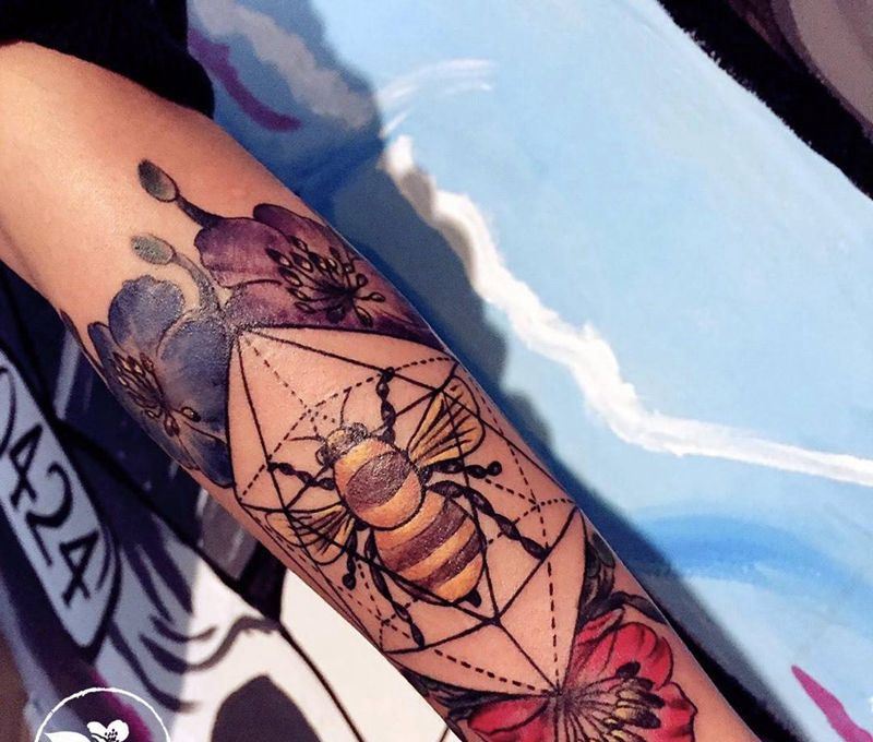 蜜蜂几何线条 和花纹身图片